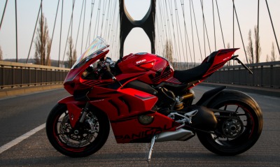 дукати мотоцикл красный на мосту