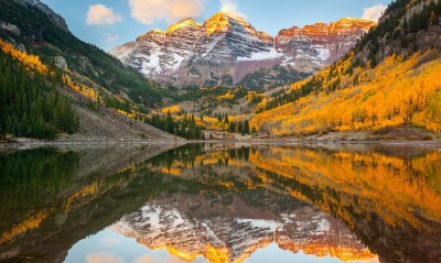 осень озеро горное горы водоем желтые листья
