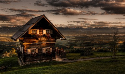Одинокий домик на холме