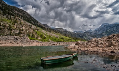 Лодка озеро горы