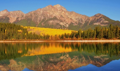 Отражение гора озеро