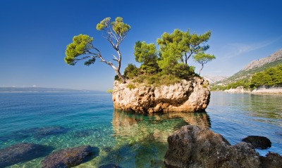 природа камень море деревья Брела Хорватия