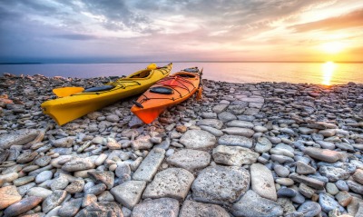 лодки море камни закат