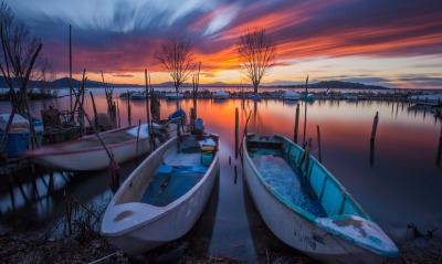 лодки озеро закат небо деревья