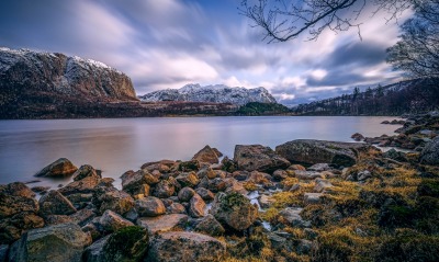 озеро горы камни