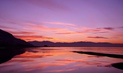 закат над озером фиолетовый