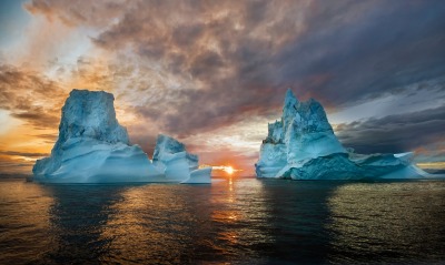 айсберг на закате море горизонт