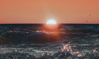 закат горизонт солнце море волны прибой брызги