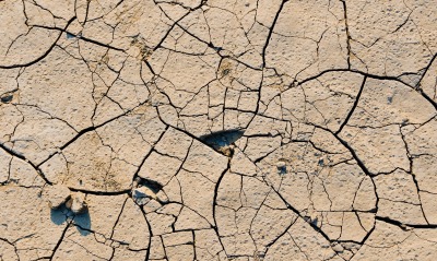 земля засуха трещины