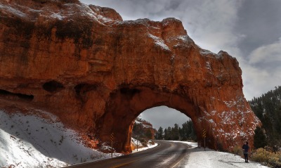 арка скала зима дорога