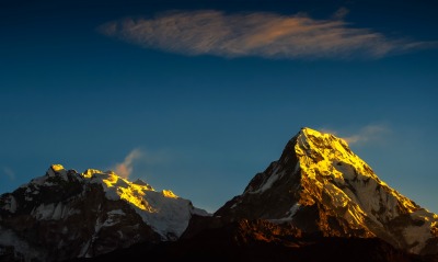 горы вершины на закате заснеженные