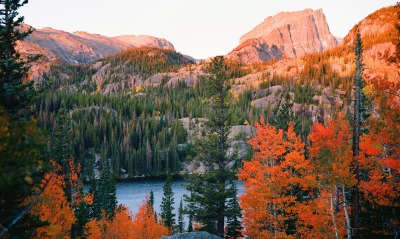 горы осень озеро деревья