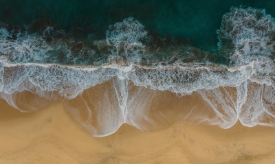 море волны песок берег вид сверху