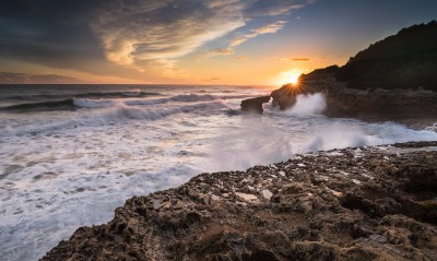 прибой скалы камни море на закате