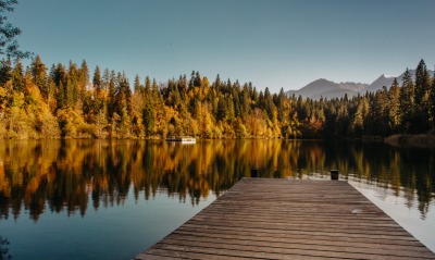 причал осень лес озеро