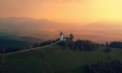 церковь холм на рассвете туман высота