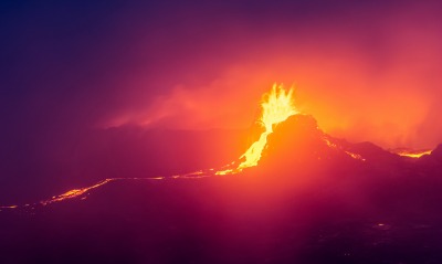 вулкан извержение лава ночь