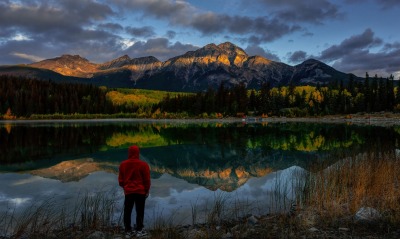 озеро мужчина капюшон горы отражение