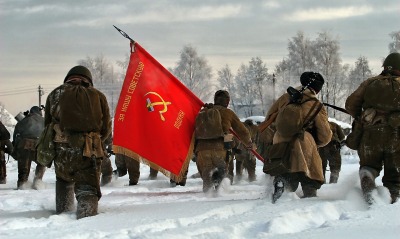 Солдаты с красным знаменем