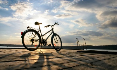 велосипед у озера