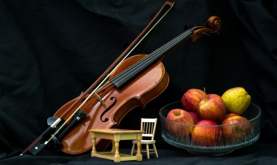 Скрипка яблоки фрукты мебель