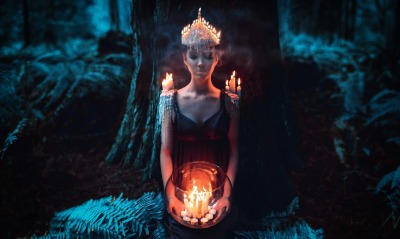 девушка свечи дерево
