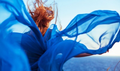 девушка синее платье ветер girl blue dress the wind