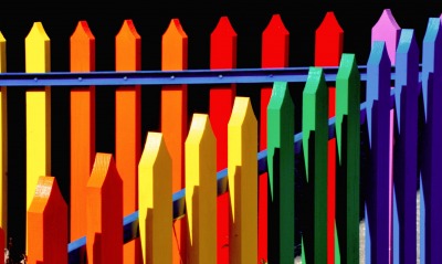 забор радуга краски