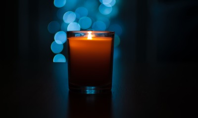 свеча стакан боке блики огонь