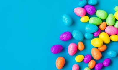конфеты краски цветные синий фон