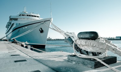 Белый корабль в порту