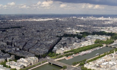 Париж в тени от облака