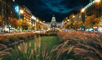 Прага вечер огни трава