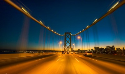 освещение дорога вечер мост машины