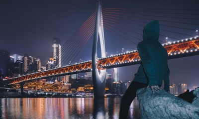 человек мост река ночь город огни ночного города