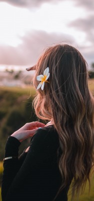 девушка волосы цветок берег