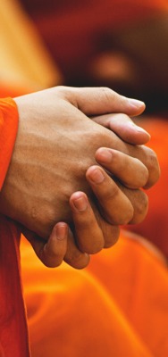 руки монах оранжевый