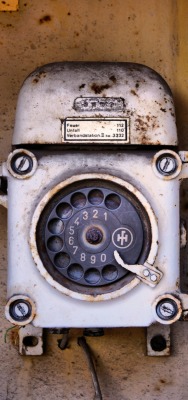 телефон ретро старый на стене