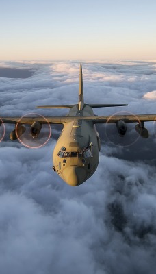 самолет военный транспортный над облаками полет