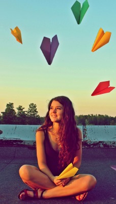 девушка самолеты оригами сидит улыбка