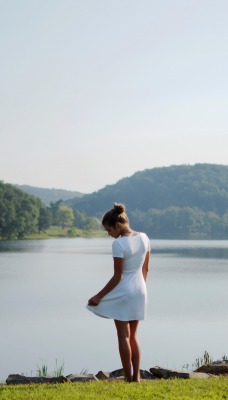 Девушка на берегу озера
