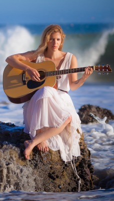 девушка гитара волны камень