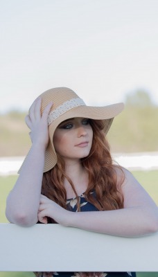 девушка шляпа забор жердь