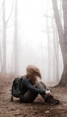 девушка тропинка лес туман пасмурно