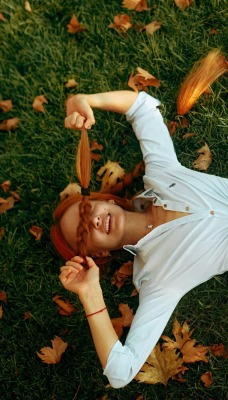 девушка рыжая на траве лежит