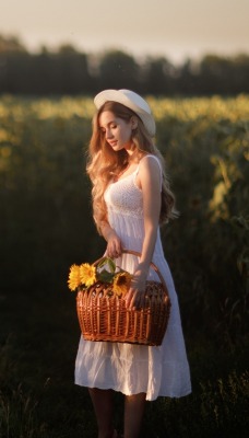 девушка поле подсолнухи корзина в платье шляпка