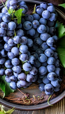 виноград гроздь тарелка листья