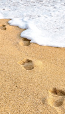 песок следы прибой пена море