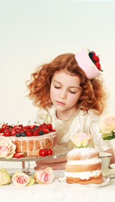 девочка брюнетка еда торты пирожные