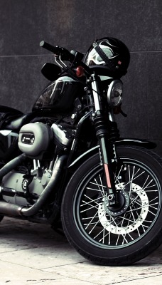 мотоцикл у стены харлей черный